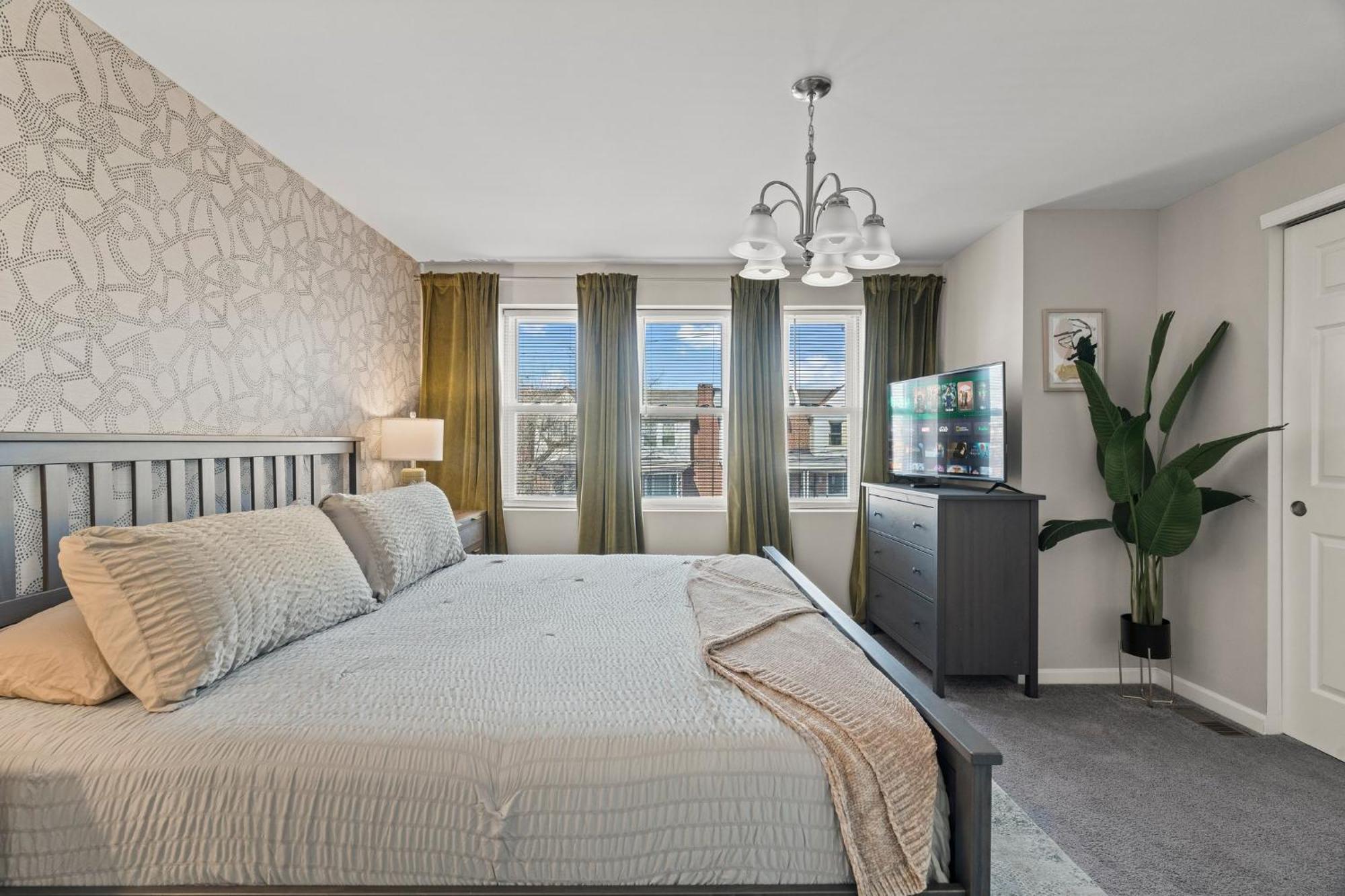 Uptown Gem! A Family Free Early Check-in! * Philadelphia